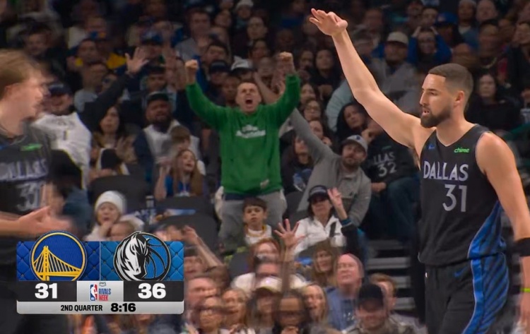 kaiyun-手起刀落！克莱追身三分轰进 帮助独行侠打停勇士