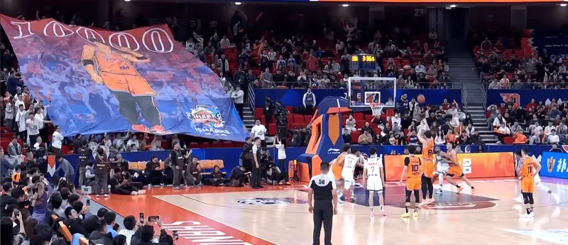 开云注册入口-里程碑！王哲林2+1打进得到10000分，罚球时现场球迷高喊MVP